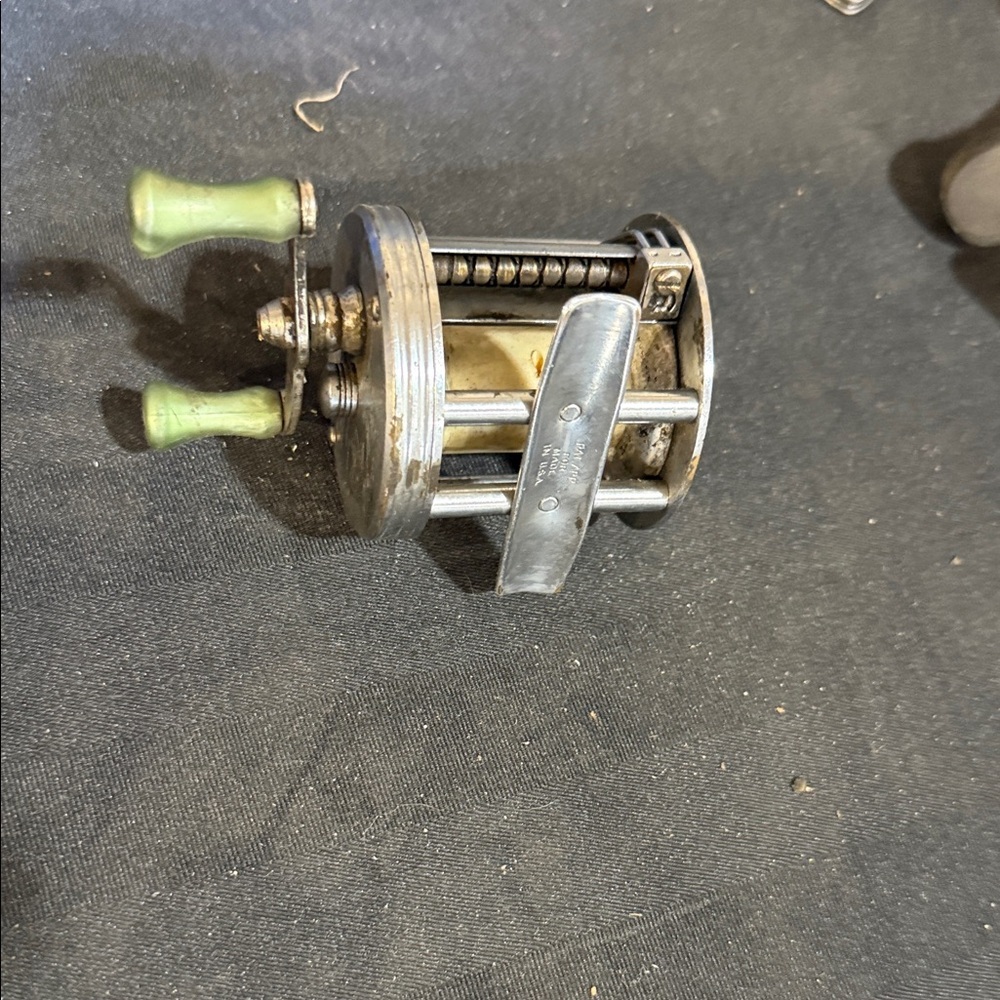 Vintage Fishing Reel with Green Accents​ - Picture 3 of 3